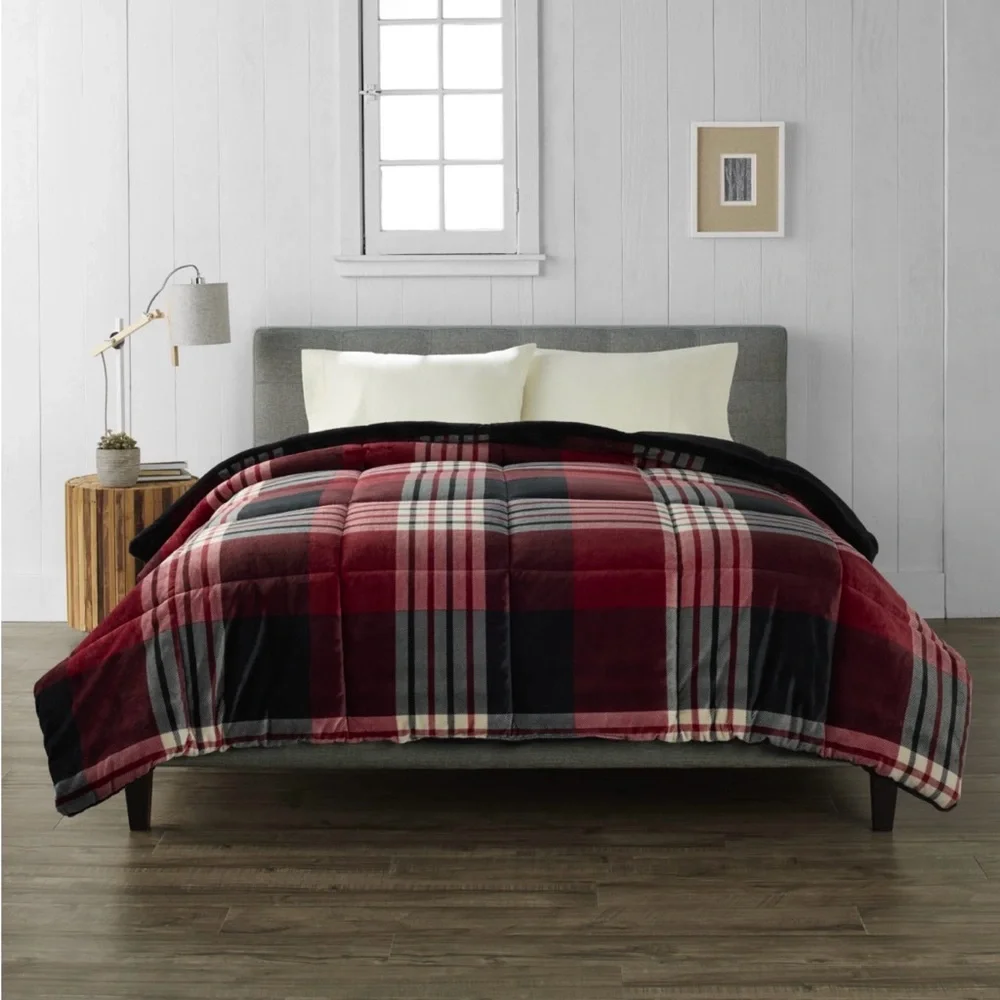 New Cuddl Duds King size Cozy Soft comforter Red/Black Plaid faux fur